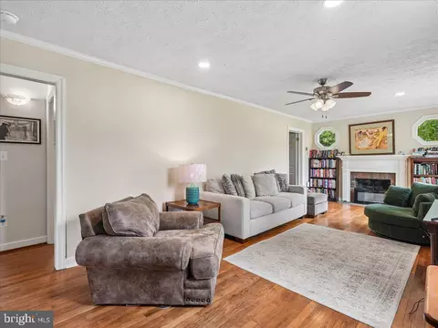 Living - 4247 Warren St, Marshall, VA 20115 photo 2 of 3