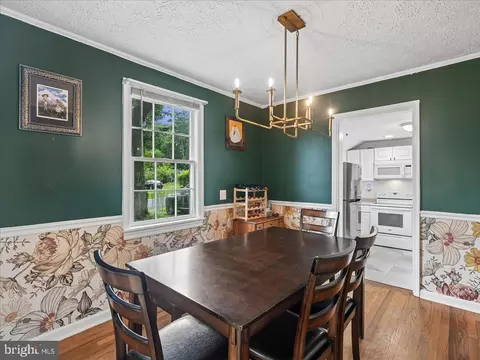Dining - 4247 Warren St, Marshall, VA 20115 photo 2 of 3