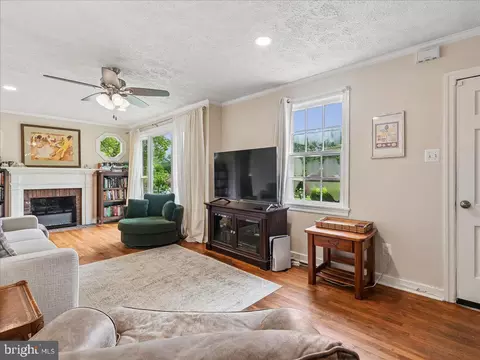 Living - 4247 Warren St, Marshall, VA 20115 photo 1 of 3