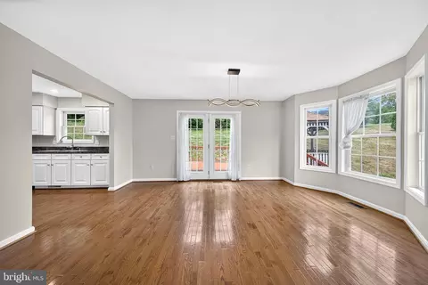 Living - 11530 John Marshall Hwy, Markham, VA 22643 photo 4 of 5