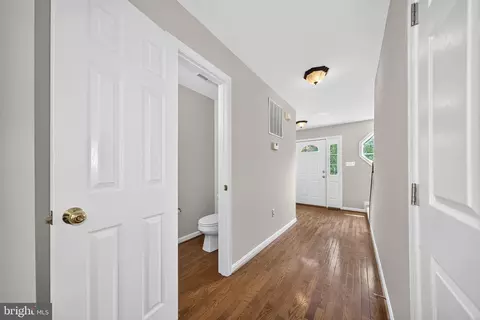 Entry Way - 11530 John Marshall Hwy, Markham, VA 22643 photo 3 of 12