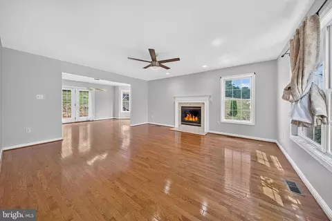 Living - 11530 John Marshall Hwy, Markham, VA 22643 photo 3 of 5