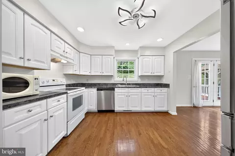 Kitchen - 11530 John Marshall Hwy, Markham, VA 22643 photo 1 of 2