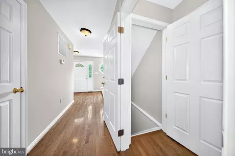 Entry Way - 11530 John Marshall Hwy, Markham, VA 22643 photo 9 of 12