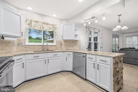 Kitchen - 478 Devon Dr, Warrenton, VA 20186 photo 3 of 3
