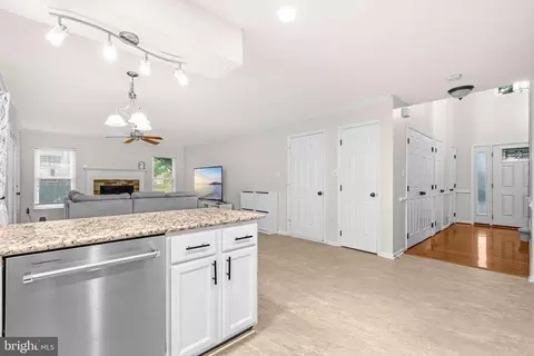 Entry Way - 478 Devon Dr, Warrenton, VA 20186 photo 4 of 8