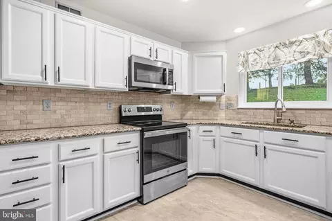 Kitchen - 478 Devon Dr, Warrenton, VA 20186 photo 2 of 3