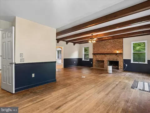 Living - 9935 Highland Dr, Marshall, VA 20115 photo 4 of 11