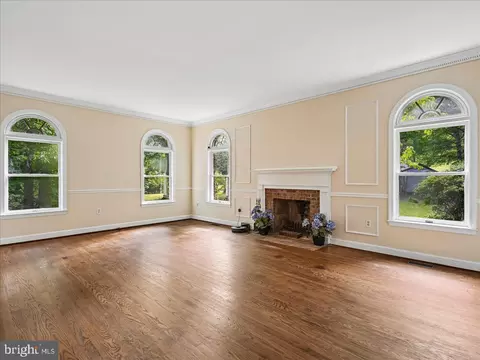 Living - 9935 Highland Dr, Marshall, VA 20115 photo 9 of 11
