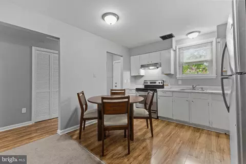 Entry Way - 8474 Emerald Ln, Marshall, VA 20115 photo 4 of 7