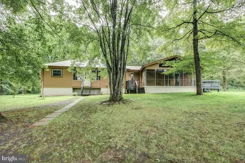 8297 Squires Ln, Warrenton, VA 20187