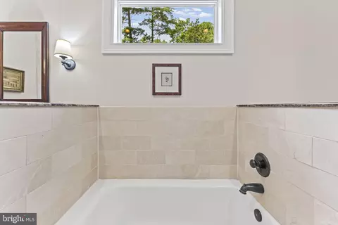 Bath - 12004 Raven Ln, Markham, VA 22643 photo 3 of 5