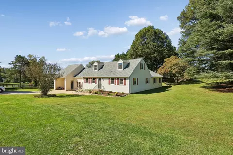 7046 Skyland Dr, Warrenton, VA 20187