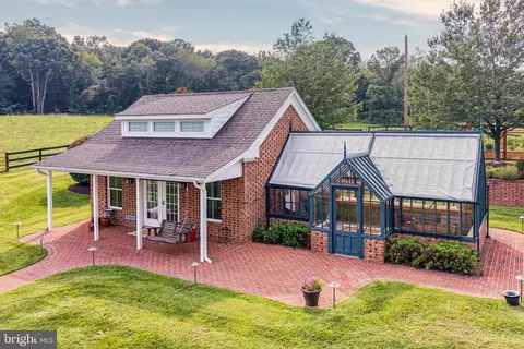 Exterior - 5352 Dixons Mill Rd, Marshall, VA 20115 photo 5 of 8