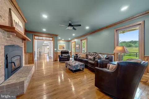 Living - 5352 Dixons Mill Rd, Marshall, VA 20115 photo 2 of 3
