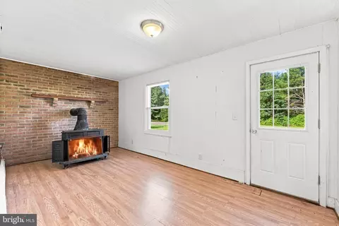 Living - 4400 Scotts Rd, Marshall, VA 20115 photo 1 of 4