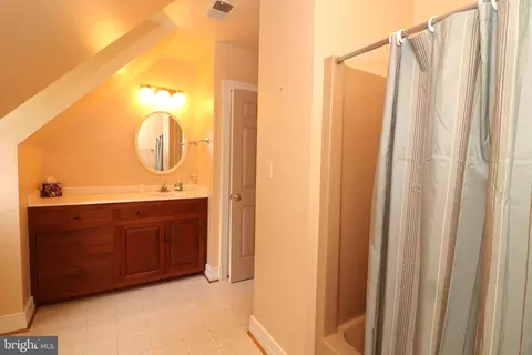 Bath - 8000 Springhope Dr, Catlett, VA 20119 photo 6 of 7