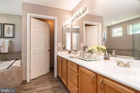 Bath - 364 Singleton Cir, Warrenton, VA 20186 photo 4 of 6