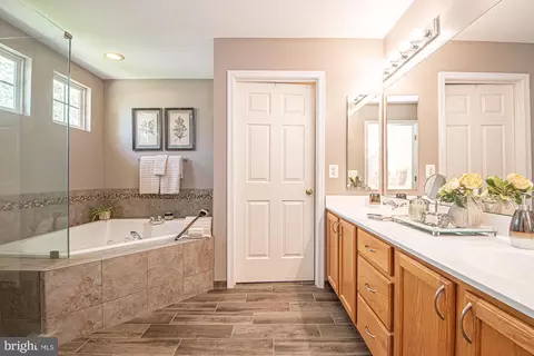 Bath - 364 Singleton Cir, Warrenton, VA 20186 photo 2 of 6