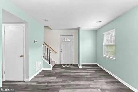 Living - 8566 Pellam Ct, Marshall, VA 20115 photo 6 of 7