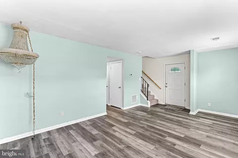 Living - 8566 Pellam Ct, Marshall, VA 20115 photo 4 of 7