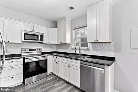 Kitchen - 8566 Pellam Ct, Marshall, VA 20115 photo 2 of 3