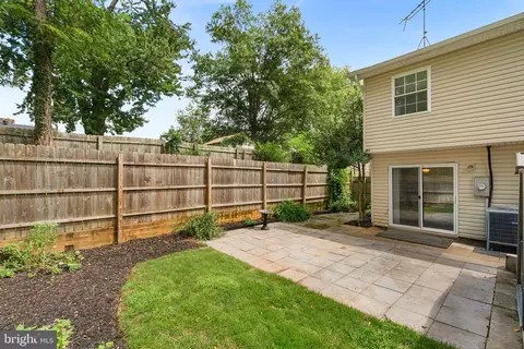 Exterior - 8566 Pellam Ct, Marshall, VA 20115 photo 5 of 7