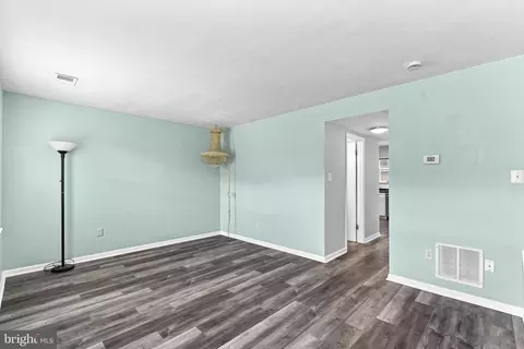 Living - 8566 Pellam Ct, Marshall, VA 20115 photo 2 of 7