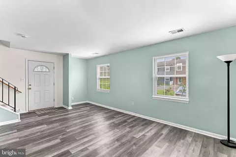 Living - 8566 Pellam Ct, Marshall, VA 20115 photo 5 of 7