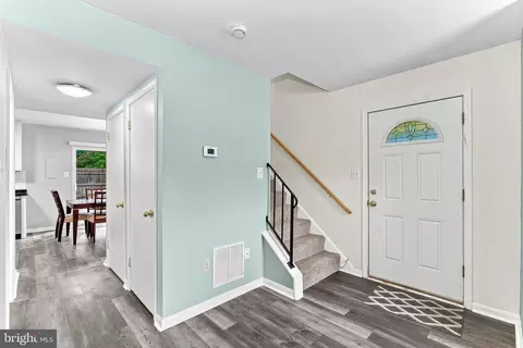 Entry Way - 8566 Pellam Ct, Marshall, VA 20115 photo 1 of 3