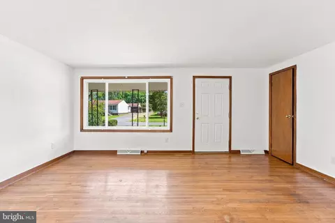 Living - 4082 Stanberry Ave, Marshall, VA 20115 photo 4 of 6