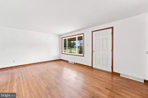 Living - 4082 Stanberry Ave, Marshall, VA 20115 photo 1 of 6