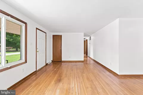 Living - 4082 Stanberry Ave, Marshall, VA 20115 photo 2 of 6