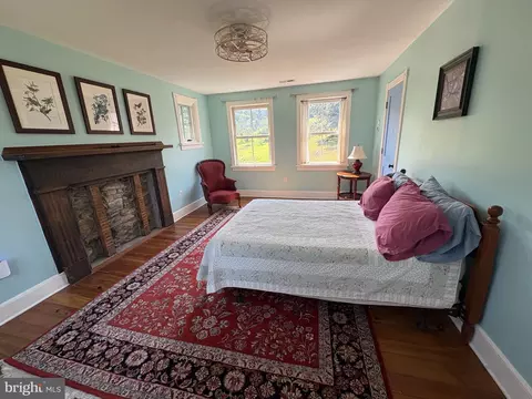 Bedroom - 1983 Misty Meadows Ln, Markham, VA 22643 photo 2 of 4