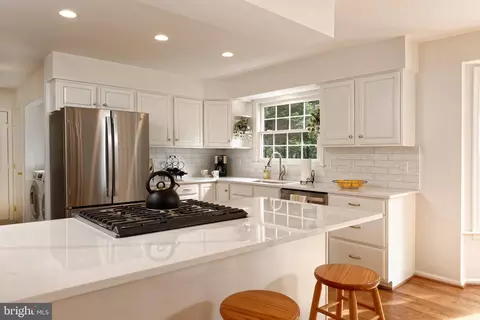 Kitchen - 5901 Moore Rd, Marshall, VA 20115 photo 2 of 5