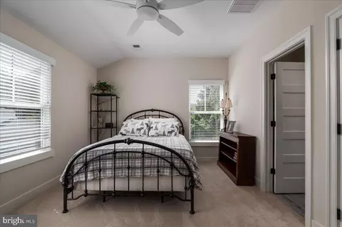 Bedroom - 11470 Apple Manor Rd, Markham, VA 22643 photo 5 of 7