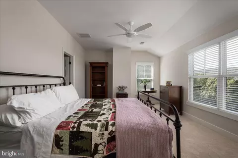 Bedroom - 11470 Apple Manor Rd, Markham, VA 22643 photo 6 of 7