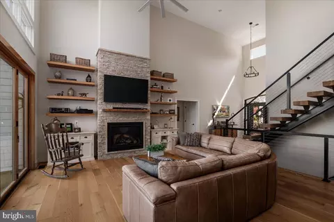 Living - 11470 Apple Manor Rd, Markham, VA 22643 photo 2 of 3