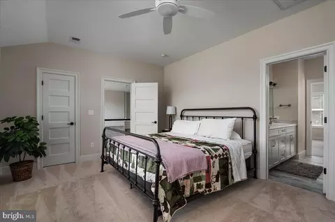 Bedroom - 11470 Apple Manor Rd, Markham, VA 22643 photo 4 of 7