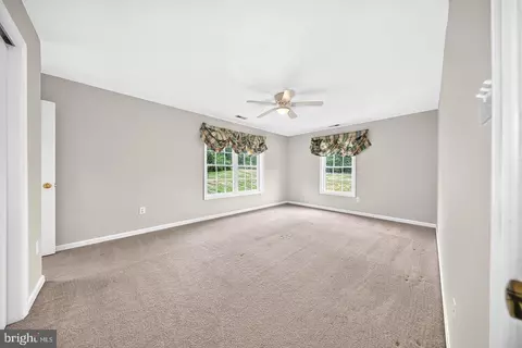 Bedroom - 11530 John Marshall Hwy, Markham, VA 22643 photo 7 of 8