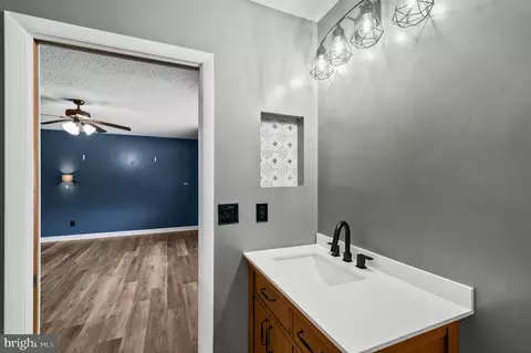 Bath - 4567 Lakeside Ct, Marshall, VA 20115 photo 5 of 6