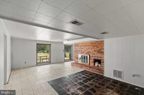 Living - 4567 Lakeside Ct, Marshall, VA 20115 photo 10 of 11