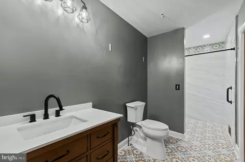 Bath - 4567 Lakeside Ct, Marshall, VA 20115 photo 2 of 6