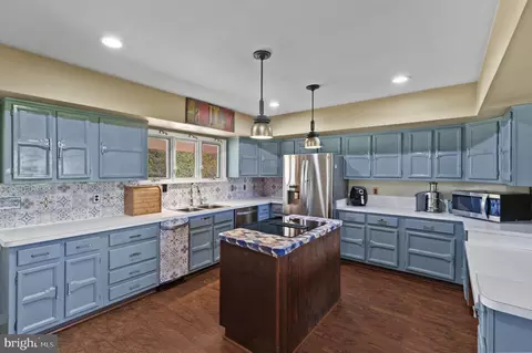 Kitchen - 4567 Lakeside Ct, Marshall, VA 20115 photo 3 of 4
