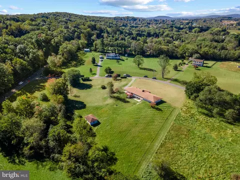 View/Area - 4567 Lakeside Ct, Marshall, VA 20115 photo 3 of 4