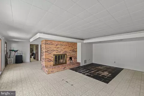 Living - 4567 Lakeside Ct, Marshall, VA 20115 photo 11 of 11