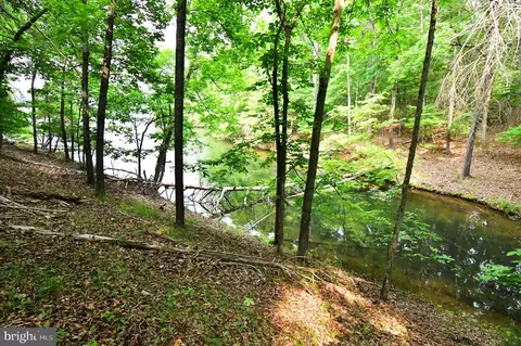 102 Southwood Ct, Cross Junction, VA 22625