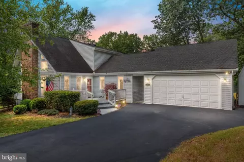 1300 Lakeview Dr, Cross Junction, VA 22625
