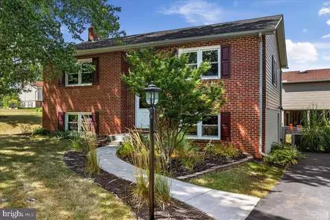 110 Ridgefield Ave, Stephens City, VA 22655