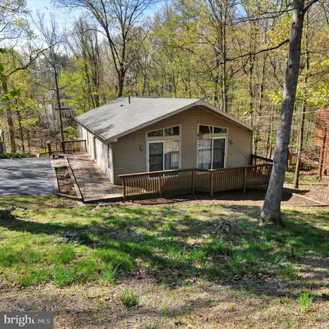 1261 Lakeview Dr, Cross Junction, VA 22625